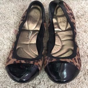 Elastic curved leopard print flats